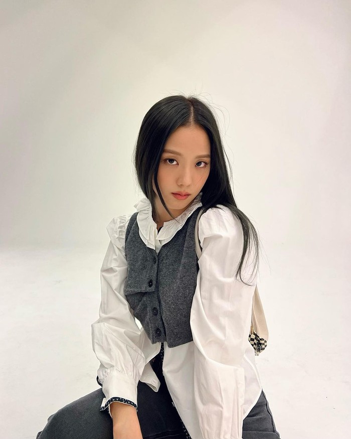 Lahir pada 3 Januari 1995, Kim Ji-soo merupakan personel BLACKPINK lainnya yang berzodiak Capricorn. Ji-soo kini diketahui tak hanya aktif sebagai penyanyi, tetapi juga sebagai aktris yang membintangi beberapa serial drama Korea. (Foto: Instagram.com Ji-soo)
