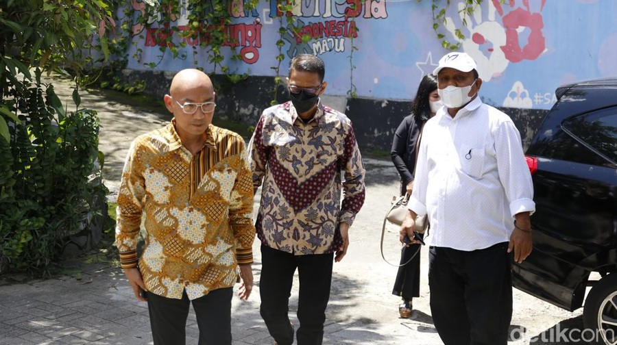 Ayah Vanessa Angel, Doddy Sudrajat bersama Ketua Komnas Perlindungan Anak, Arist Merdeka Sirait saat menggelar jumpa pers di Kantor Komnas Perlindungan Anak, Pasar Rebo, Jakarta Timur, Jumat (24/12/2021).