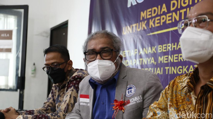 Ayah Vanessa Angel, Doddy Sudrajat bersama Ketua Komnas Perlindungan Anak, Arist Merdeka Sirait saat menggelar jumpa pers di Kantor Komnas Perlindungan Anak, Pasar Rebo, Jakarta Timur, Jumat (24/12/2021).