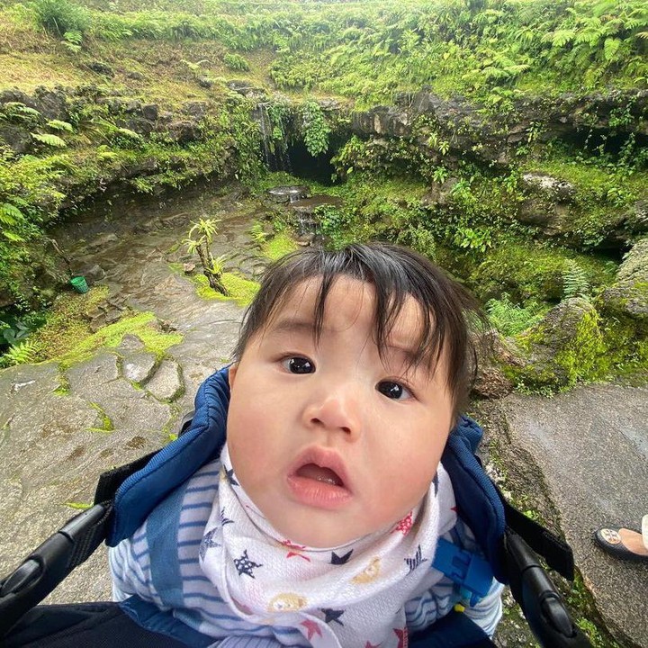 <p>Meski masih kecil, Tara dan Woni enggak mau membatasi ruang anaknya untuk eksplorasi. Pasangan beda negara ini sering mengajak Baby Hwani liburan dan jalan-jalan ke berbagai tempat, Bunda. (Foto: Instagram @jameski92/ @taraerind)</p>