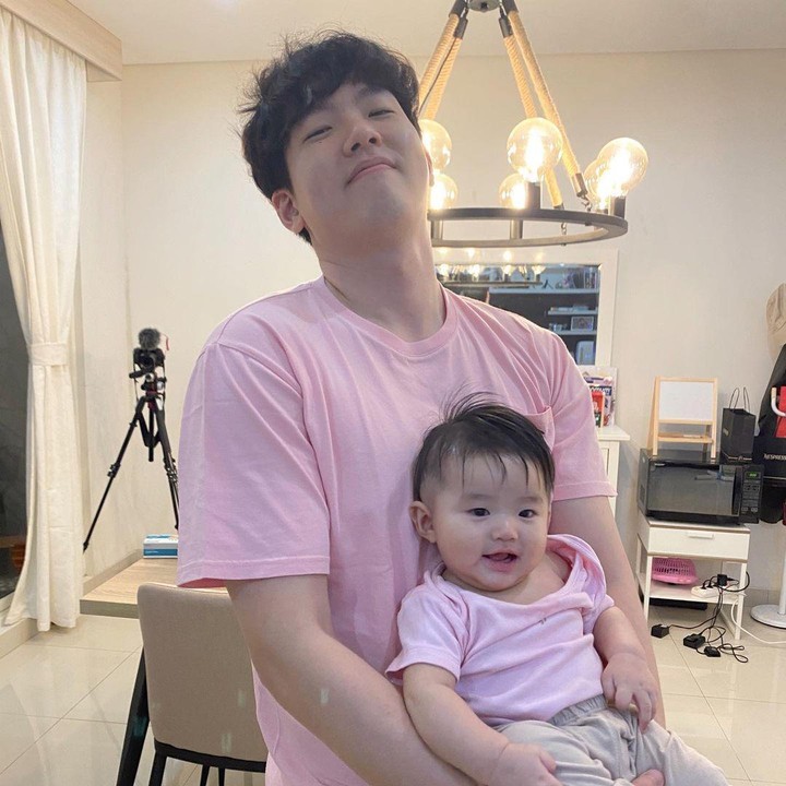 <p>Kira-kira Baby Hwani mirip siapa nih, Bunda? Banyak yang bilang sih mirip sang Ayah? (Foto: Instagram @jameski92)</p>