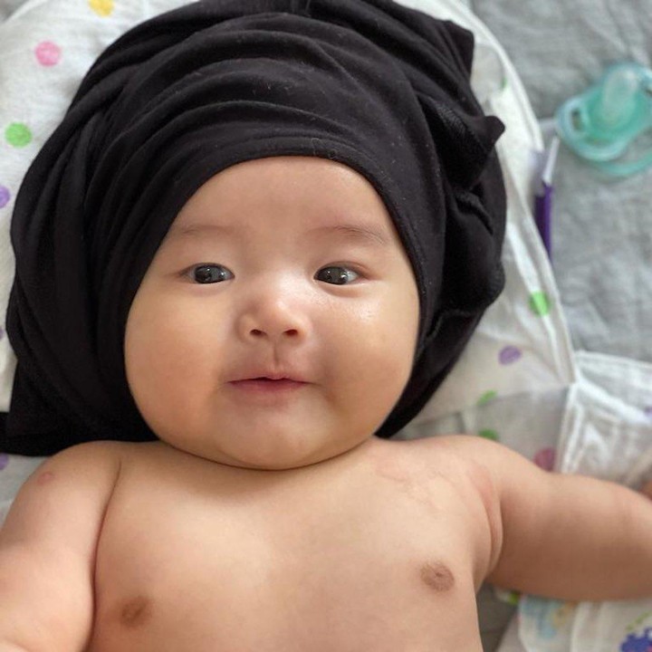 <p>Menginjak usia 6 bulan, Baby Hwani kini lebih jauh ekspresif lho. Tingkahnya sampai bikin orang tuanya gemas nih. (Foto: Instagram @jameski92)</p>