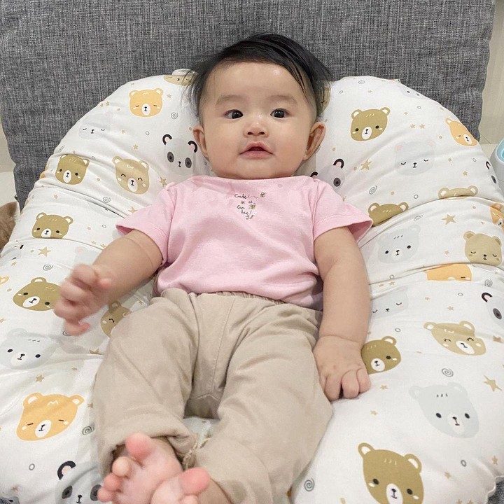 <p>Baby Hwani kini sudah berusia 6 bulan lho. Tara dan Woni sering berbagi aktivitas dan perkembangan sang buah hati di media sosial. (Foto: Instagram @jameski92/ @taraerind)</p>