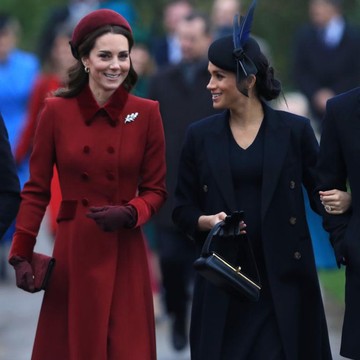 img-title Bermacam Jenis Hiasan Kepala Favorit Para Perempuan Bangsawan! Apa Bedanya Topi dengan Fascinator? Ini Jawabannya