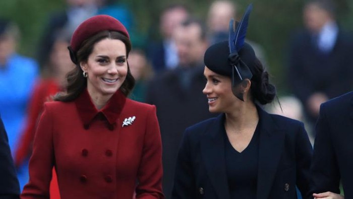 Bermacam Jenis Hiasan Kepala Favorit Para Perempuan Bangsawan! Apa Bedanya Topi dengan Fascinator? Ini Jawabannya