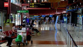 VIDEO: H-1 Natal, Penumpang Masih Padati Bandara Soetta