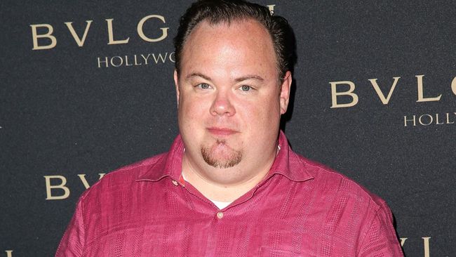 Devin Ratray, yang pernah memerankan karakter Buzz MccAllister di film Home Alone, sempat ditangkap dan ditahan karena melakukan kekerasan ke pacarnya sendiri.