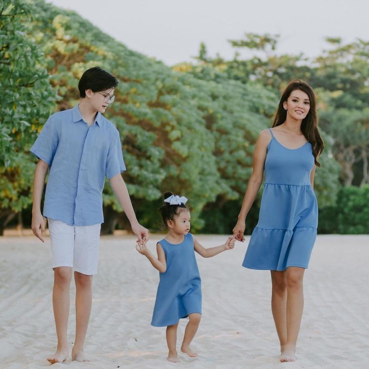 <p>Farah Quinn diketahui memiliki dua anak, Armand dan Amaira. Putranya yang sulung kini sudah beranjak remaja, sementara Amaira masih berusia balita. (Foto: Instagram @farahquinnofficial)</p>