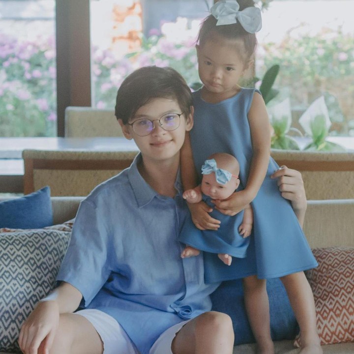 <p>Usia kedua anak Farah Quinn bisa dibilang terpaut jauh. Armand kini berusia 14 tahun, sementara Amaira berusia 3 tahun. Walaupun jauh, keduanya tetap dekat dan kompak, lho. (Foto: Instagram @farahquinnofficial)</p>