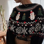 Tampil Modis dengan Ugly Christmas Sweater, Ini Cara Mix and Match yang Bisa Kamu Coba!