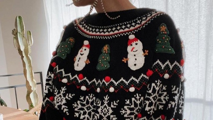 Tampil Modis dengan Ugly Christmas Sweater, Ini Cara Mix and Match yang Bisa Kamu Coba!