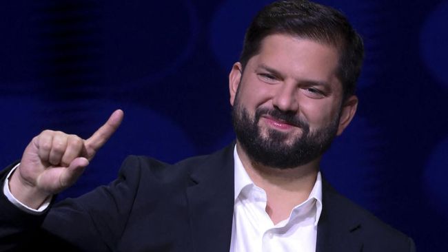 Sejumlah penggemar Taylor Swift mengirim sepaket hadiah kepada Presiden Chile yang baru terpilih, Gabriel Boric, yang juga seorang Swiftie.