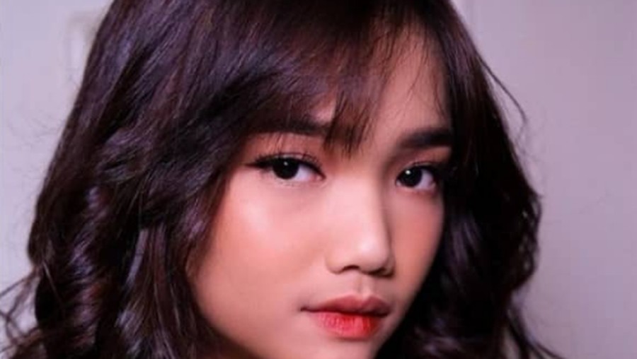 Gaya Fuji mengenakan kebaya. Gaya Fuji mengenakan kebaya.