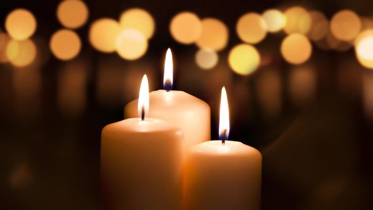 ilustrasi doa Three candles on dark background