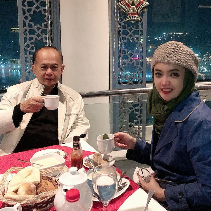 <p>Enggak cuma itu, keduanya juga terlihat seperti pasangan muda ketika sedang melakukan <em>dinner</em> romantis. (Foto: Instagram @ingrid_kansil)</p>