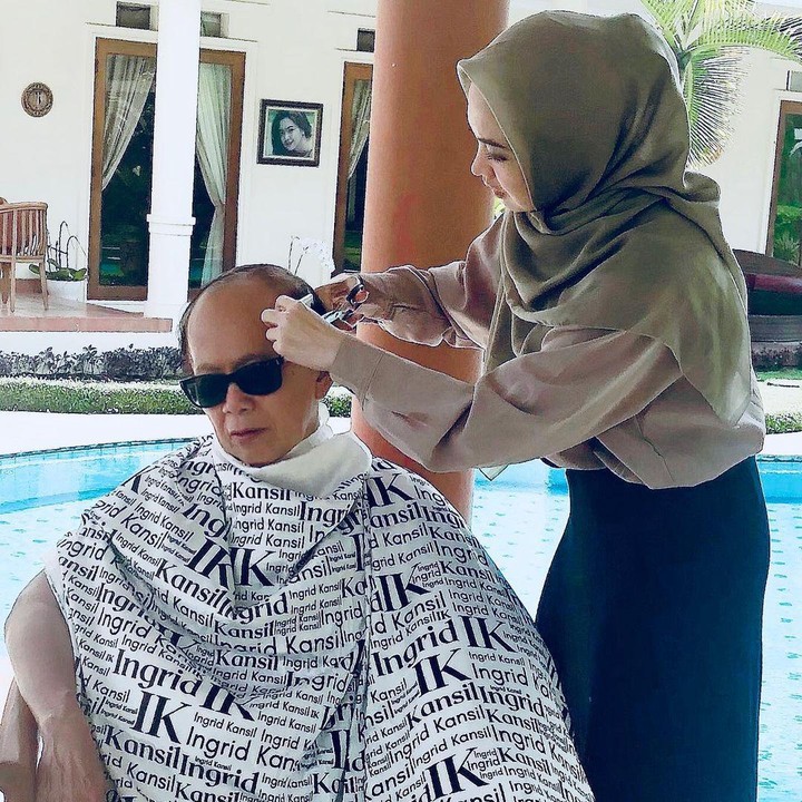 <p>Tingkah lucu mereka juga bikin warganet iri. Seperti ketika Ingrid yang mencukur rambut suami. <em>So sweet</em>! (Foto: Instagram @ingrid_kansil)</p>
