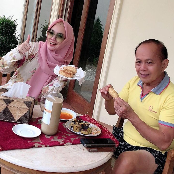 <p>Ingrid Kansil juga sering memperlihatkan sisi kesederhanaan mereka ketika sedang menjalani aktivitas sehari-hari. Lihat saja potret mereka ketika sarapan pagi. (Foto: Instagram @ingrid_kansil)</p>
