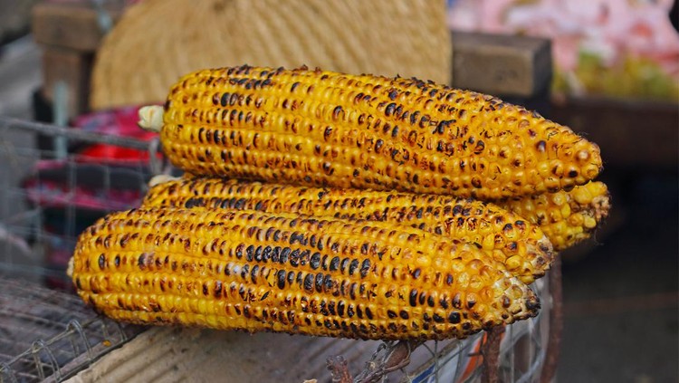 Cooking corn on the grill. Chinatown market, Manila, Phillipines