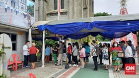 Ratusan Umat Katolik Jalani Misa Natal di Katedral Jakarta
