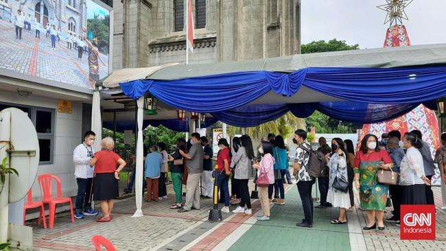 Sejumlah umat Katolik mendatangi Gereja Katedral, Jakarta Pusat, jelang pelaksanaan misa kedua Natal pada Jumat (24/12) sore.