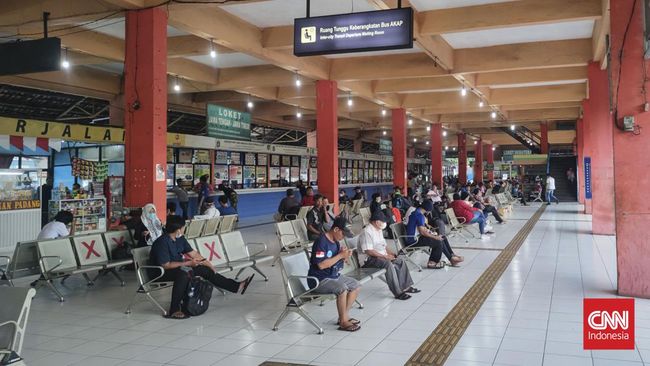 Jumlah penumpang arus balik lebaran dengan bus di Terminal Kampung Rambutan, Jakarta Timur diprediksi akan meledak pada 7 hingga 8 Mei mendatang.