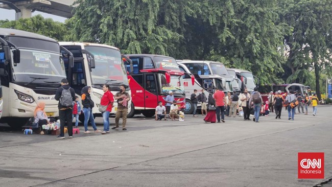 Terminal Kampung Rambutan Jakarta Timur mulai dipadati masyarakat yang akan bepergian menjelang libur Natal 2021.