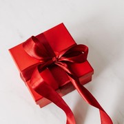 Beaupicks: Masih dalam Suasana Christmas, Ini 4 Parfum Manis di Botol Merah Rp1 Jutaan yang Bisa Jadi Kado Natal