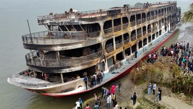 FOTO: Kapal Feri di Bangladesh Hangus Terbakar, 37 Orang Tewas