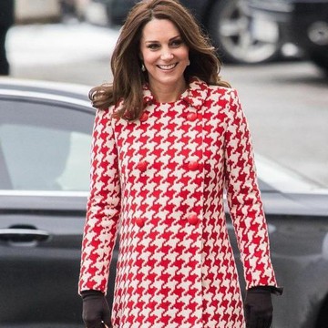 Selalu Elegan, Ini 7 Gaya Stylish Kate Middleton Memakai Busana Warna Merah