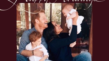 img-title Ada Lilibet Diana di Foto Natal Meghan Markle dan Pangeran Harry