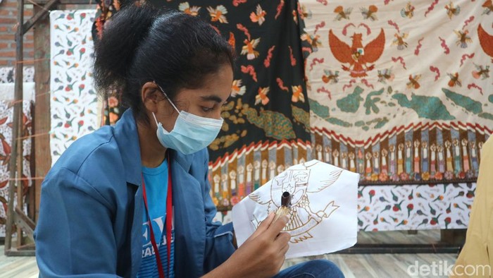Belasan mahasiswa sedang membatik tentang kebhinekaan nusantara di Kudus, Jumat (24/12/2021). (Foto : Dian Utoro Aji/detikcom) Belasan mahasiswa sedang membatik tentang kebhinekaan nusantara di Kudus, Jumat (24/12/2021). (Foto : Dian Utoro Aji/detikcom)