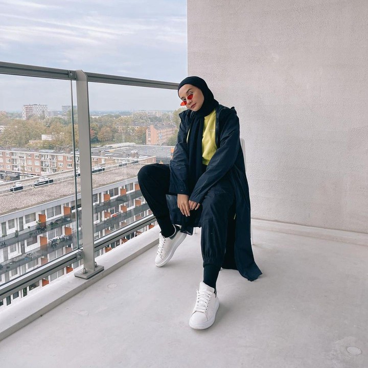 <p>Belakangan ini, Zaskia terlihat lebih sering mengenakan pashmina. Model hijabnya yakni salah satu bagiannya dibiarkan terurai untuk <em>style</em> yang lebih santai. Ia bahkan menggunakan <em>sneakers</em> untuk menyempurnakan tampilan <em>casual</em>-nya ini. (Foto: instagram: @zaskiasungkar15)</p>