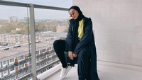 <p>Belakangan ini, Zaskia terlihat lebih sering mengenakan pashmina. Model hijabnya yakni salah satu bagiannya dibiarkan terurai untuk <em>style</em> yang lebih santai. Ia bahkan menggunakan <em>sneakers</em> untuk menyempurnakan tampilan <em>casual</em>-nya ini. (Foto: instagram: @zaskiasungkar15)</p>