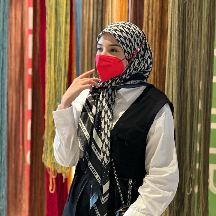 <p>Zaskia juga memiliki <em>brand</em> pakaian dan hijab dengan namanya, lho. Model hijab yang dikenakannya ini terlihat <em>simple</em>, namun bisa membuat penampilan Bunda tampak berbeda. (Foto: instagram: @zaskiasungkar15)</p>