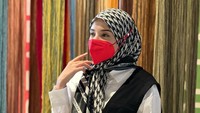 <p>Zaskia juga memiliki <em>brand</em> pakaian dan hijab dengan namanya, lho. Model hijab yang dikenakannya ini terlihat <em>simple</em>, namun bisa membuat penampilan Bunda tampak berbeda. (Foto: instagram: @zaskiasungkar15)</p>