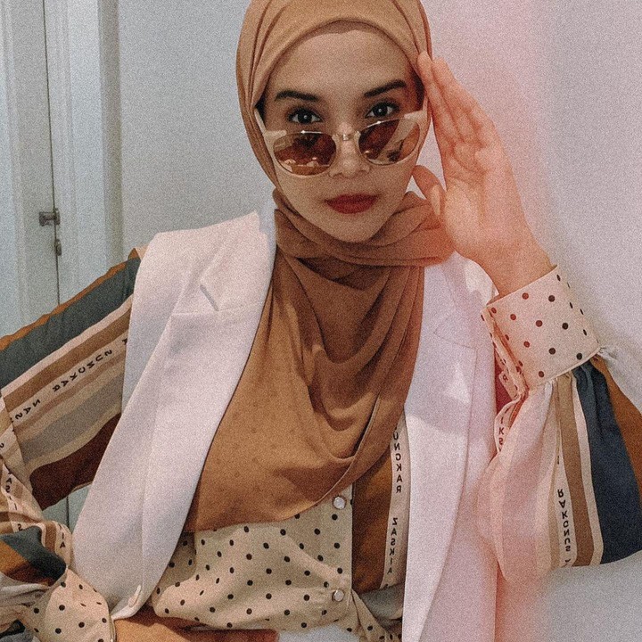 <p>Selain pashmina, istri Irwansyah ini juga menyukai hijab persegi empat, Bunda. Ia memadukan model hijab segiempat warna cokelat dengan outer putih dan tas warna senada. (Foto: instagram: @zaskiasungkar15)</p>