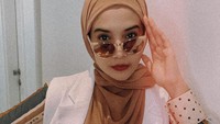 <p>Selain pashmina, istri Irwansyah ini juga menyukai hijab persegi empat, Bunda. Ia memadukan model hijab segiempat warna cokelat dengan outer putih dan tas warna senada. (Foto: instagram: @zaskiasungkar15)</p>