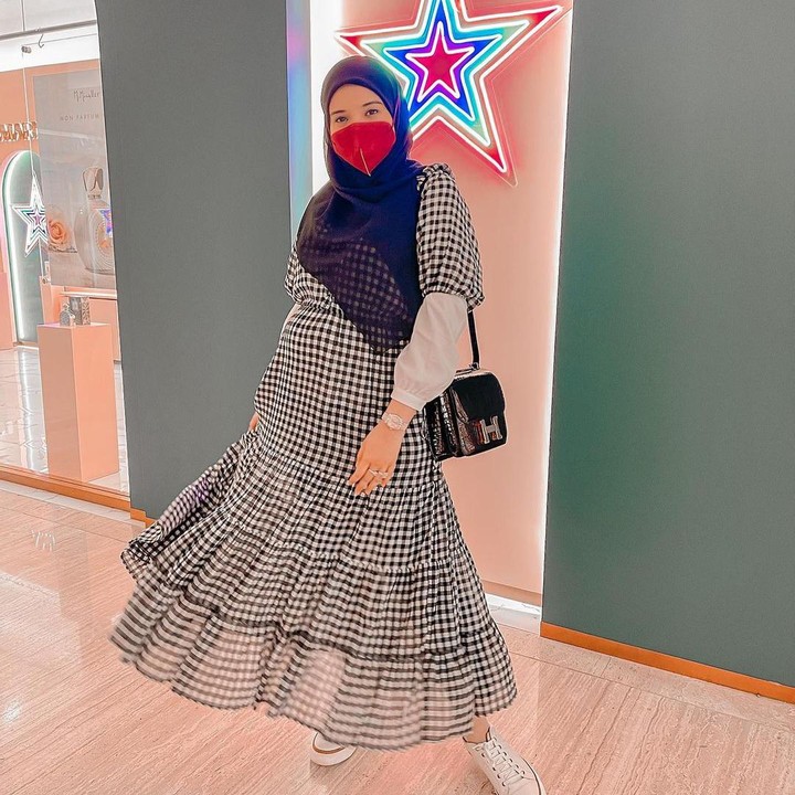 <p>Pemakaian hijab segiempat yang <em>simple</em> ini juga ia aplikasikan saat tengah hamil, Bunda. Dengan hijab biru tua, ia memadukan dres kotak-kotak dan sepatu kets yang santai. Dari semua model hijab Zaskia, mana favorit Bunda? (Foto: instagram: @zaskiasungkar15)</p>