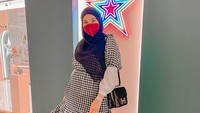 <p>Pemakaian hijab segiempat yang <em>simple</em> ini juga ia aplikasikan saat tengah hamil, Bunda. Dengan hijab biru tua, ia memadukan dres kotak-kotak dan sepatu kets yang santai. Dari semua model hijab Zaskia, mana favorit Bunda? (Foto: instagram: @zaskiasungkar15)</p>