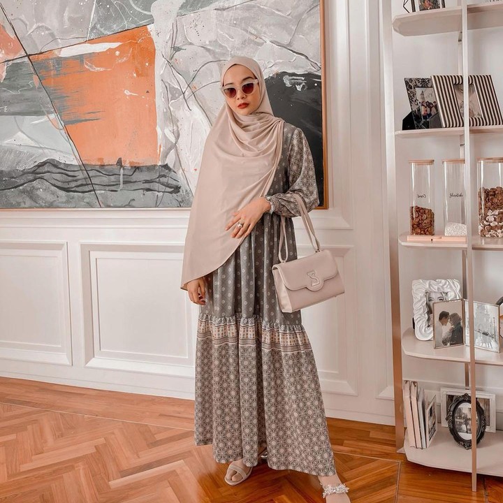 <p>Zaskia selalu menggunakan<em> style</em> yang netral dan <em>calm</em>, Bunda. Gaya hijab yang digunakan pun turut disesuaikan dengan pakaian yang digunakan. Bunda satu anak ini pandai memadukan model hijab dengan pakaian yang digunakan. (Foto: instagram: @zaskiasungkar15)</p>