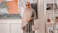 <p>Zaskia selalu menggunakan<em> style</em> yang netral dan <em>calm</em>, Bunda. Gaya hijab yang digunakan pun turut disesuaikan dengan pakaian yang digunakan. Bunda satu anak ini pandai memadukan model hijab dengan pakaian yang digunakan. (Foto: instagram: @zaskiasungkar15)</p>