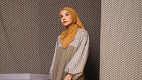 <p>Zaskia Sungkar kerap dijadikan sebagai <em>role</em> model dalam hal berpakaian, khususnya untuk para hijaber, Bunda. Model hijab ala Zaskia Sungkar memang selalu membuat tampilan jadi<em> on point</em>, lho. (Foto: instagram: @zaskiasungkar15)</p>