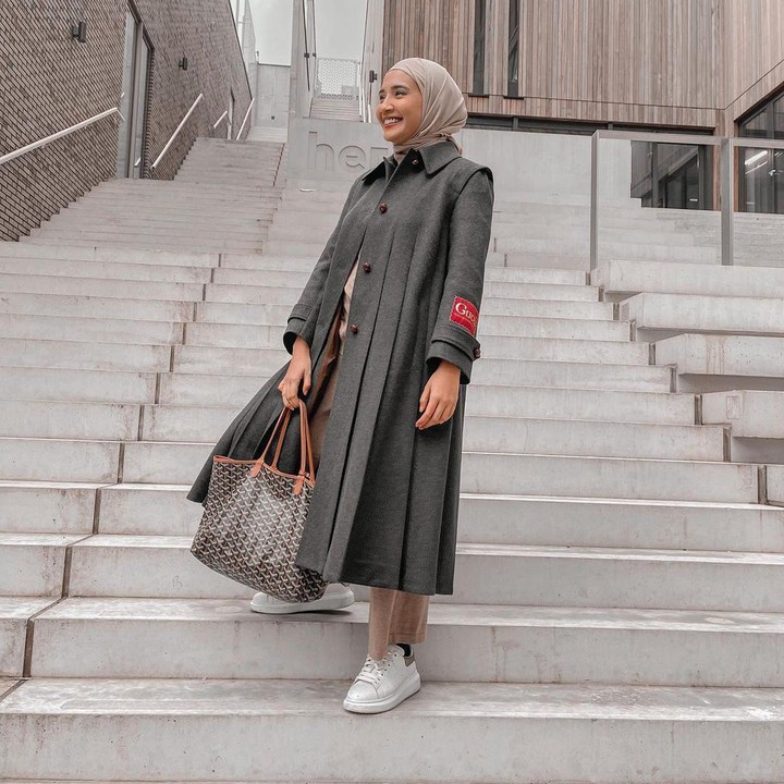 <p>Di salah satu foto, Zaskia menggunakan pashmina berwarna krem, Bunda. Model hijab yang ia gunakan ini bisa digunakn untuk acara formal atau santai. (Foto: instagram: @zaskiasungkar15)</p>
