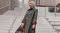 <p>Di salah satu foto, Zaskia menggunakan pashmina berwarna krem, Bunda. Model hijab yang ia gunakan ini bisa digunakn untuk acara formal atau santai. (Foto: instagram: @zaskiasungkar15)</p>