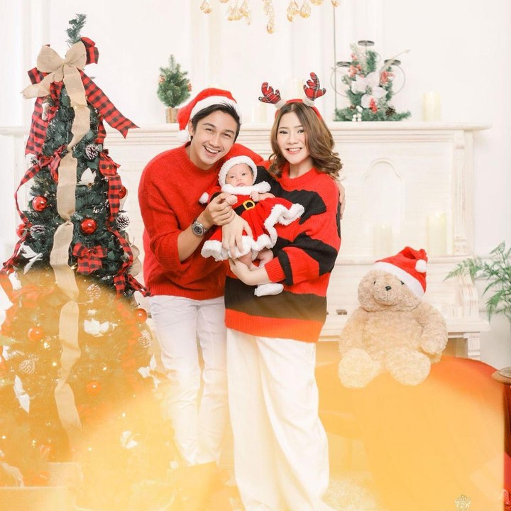 <p>Dalam potret yang dibagikan, ketiganya tampak kompak dengan busana tema Natal, lho. (Foto: Instagram @felicyangelista_)</p>