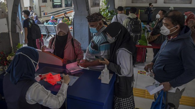 FOTO: Kepadatan di Stasiun Senen Jelang Libur Nataru