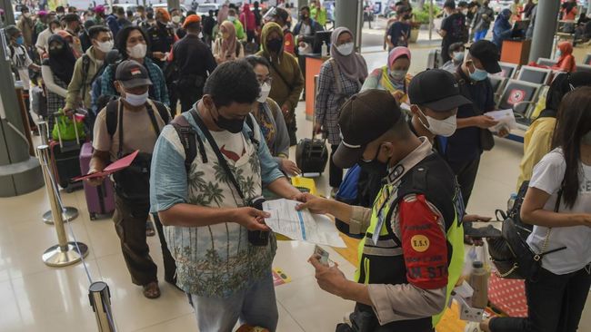 Masyarakat yang ingin bepergian tidak perlu melampirkan hasil tes negatif. Berlaku bagi yang sudah menerima dua-tiga dosis vaksin Covid-19.