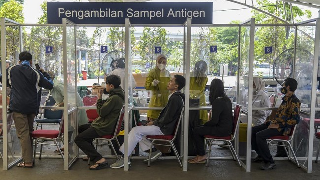 KAI menurunkan tarif tes antigen di 83 stasiun KA dari Rp45 ribu jadi Rp35 ribu mulai 1 Januari 2022. Berikut rinciannya.