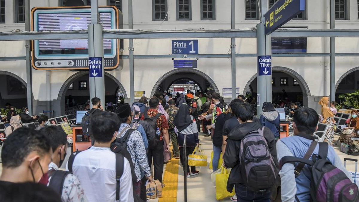 FOTO: Kepadatan di Stasiun Senen Jelang Libur Nataru