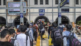 Jelang Natal, Stasiun Pasar Senen dan Gambir Dipadati Penumpang
